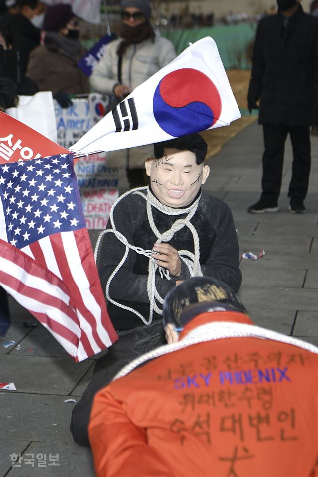 [저작권 한국일보] 국민주권연대와 청년당이 해리 해리스 주한미국대사를 규탄하며 '해리스 참수 경연대회' 연 13일 오후 이에 반대하는 사람들이 서울 광화문 광장에서 '김정은 참수 경연대회'를 열고 있다. 이한호 기자