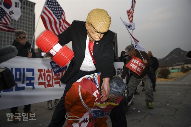 국민주권연대와 청년당이 해리 해리스 주한미국대사를 규탄하며 '해리스 참수 경연대회' 연 13일 오후 이에 반대하는 사람들이 서울 광화문 광장에서 '김정은 참수 경연대회'를 열고 있다. 이한호 기자