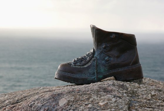 피니스테레 해안 바위의 신발상.