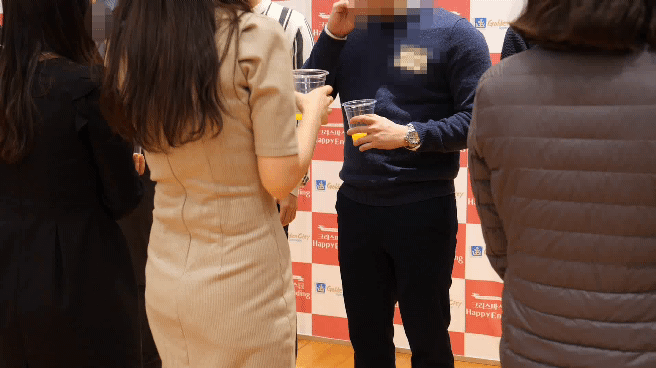 참가자들이 논알코올 스탠딩 토크를 하며 서로 이야기를 나누고 있다. 편광현 기자