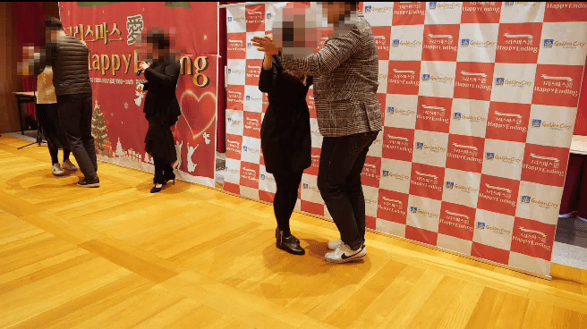 스포츠댄스 강사의 수업에 맞춰 스포츠댄스를 선보이는 커플들. 스포츠댄스를 춘 뒤 인사를 나누고 있다. 편광현 기자
