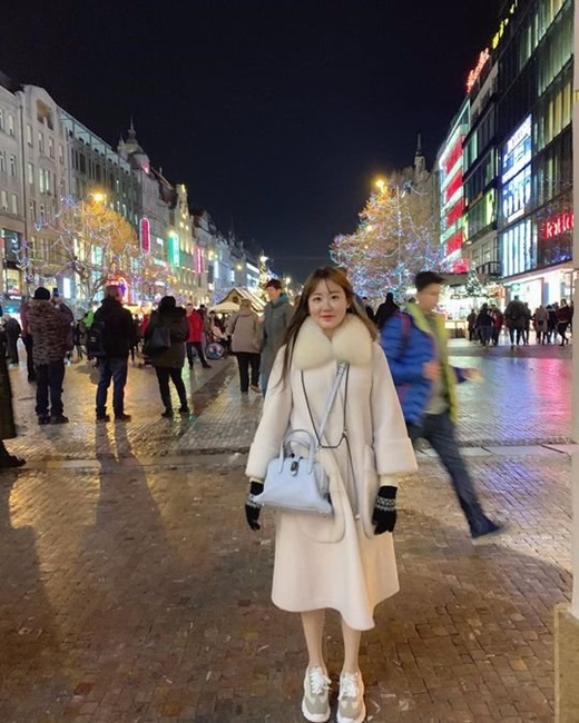 Lee Kyung-kyu daughter Lee Ye Rim reveals recent situationLee Ye Rim posted a picture on Instagram on the 12th with an article entitled Im so happy Im happy.Lee Ye Rim in the open photo is smiling in a colorful white coat in the middle of the road in Paris, France.The visual reminiscent of Elsa in the movie Winter Kingdom attracts attention.Meanwhile, Lee Ye Rim, the daughter of Comedian Lee Kyung-kyu, recently appeared in MBC drama New Entrepreneur Koo Hae-ryeong.