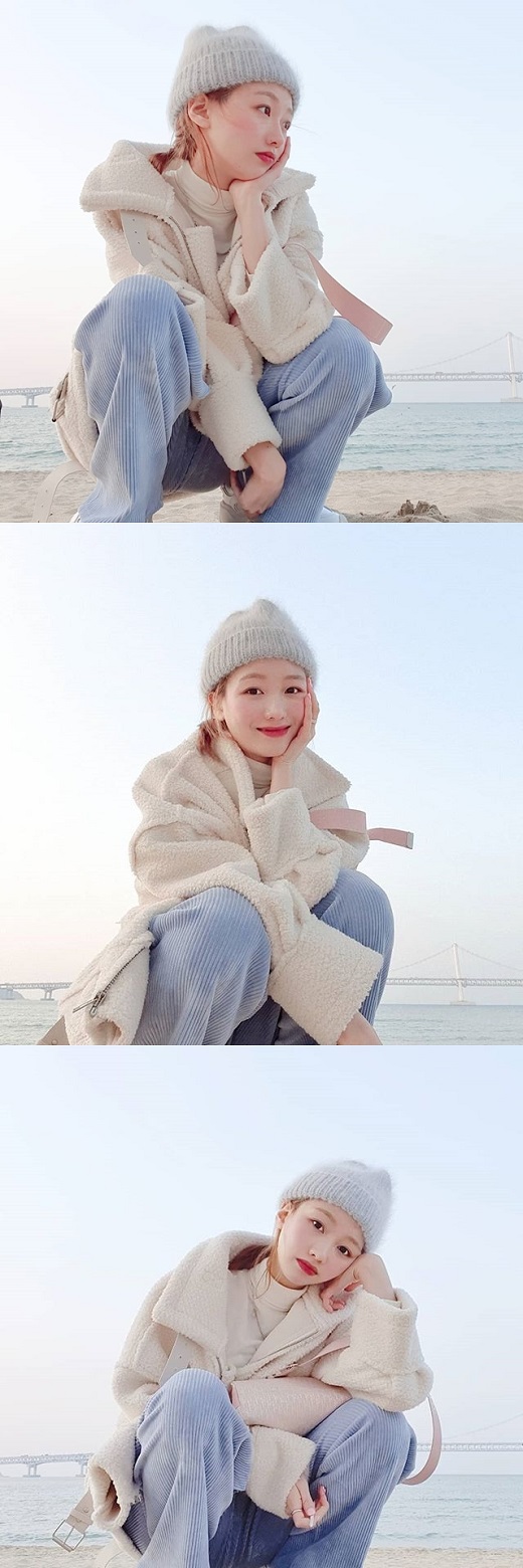 Girl group Lovelyz Ryu Su-jeong found BusanOn the afternoon of the 13th, Ryu Su-jeong posted a number of photos and Goaari on Lovelyz SNS.In the open photo, Ryu Su-jeong is concentrating on taking pictures while standing back to Busan Gwangan Bridge.Ryu Su-jeong, who wraps his face with one hand and builds Smile, emits a lovely charm.The netizens commented, It would have been fun. I envy the winter sea, I take pictures very well, I have a beautiful model, and I make a lot of beautiful memories.On the other hand, Lovelyz, which belongs to Ryu Su-jeong, performed a celebration performance at 2019 Shinhan Bank MY CAR KBO Golden Glove Awards on the 9th.