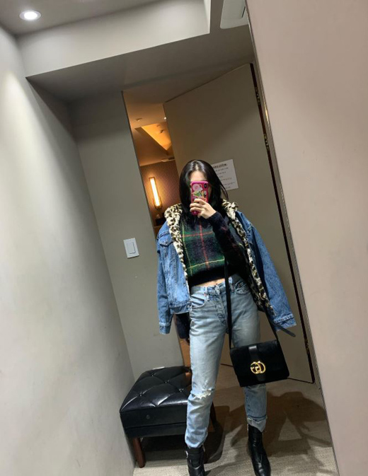 Girl group Red Velvet member Seulgi boasted a superior percentage.Seulgi posted two photos on his personal Instagram on the 12th with an article entitled Kaku ~.In the open photo, Seulgi is fully digesting the Cheong-cheon Fashion and is showing off a model-like aura.The netizens who watched this made various comments such as It is the queen, I wear clothes really well and Seulgi is the best.Meanwhile, the group Red Velvet, which Seulgi belongs to, will release the repackaged album The Reve Festival Finale on the 23rd.