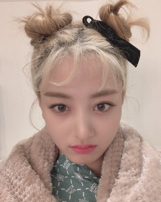 TWICE Jihyo has revealed a healthy current situation.Jihyo posted an article and a photo on December 13th in TWICEs official Instagram saying, Its cold today, but finish well with a warm day.The photo released is Jihyos selfie, who is so-called Pucca-haired and shows off her cute charm; Jihyos big eyes make her doll-like beauty stand out.Jihyo was recently left in a dizzying accident in Airport, where he was injured after falling over by fans who flocked to the country during their arrival.emigration site