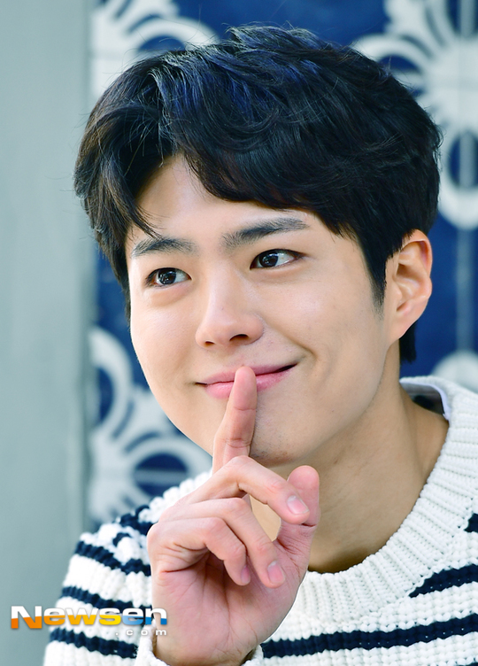 Actor Park Bo-gum is considering appearing on TVNs new drama Youth Record.Park Bo-gums agency Blossom Entertainment said on December 13, Park Bo-gum is being proposed and reviewed for his appearance in the Youth Record.If Park Bo-gum confirms the appearance of Youth Record, he will return to the CRT for the first time since the TVN drama Man Friend which ended in January.Youth Record is a work that draws the story of youth in the background of the model world.It is a work by director Ahn Gil-ho, who directed TVN Secret Forest, Memories of Alhambra Palace, OCN Watcher, and writer Ha Myung-hee, who wrote SBS drama Doctors and Love Temperature.Actor Park So-dam is considering appearing in the role of the main female character.hwang hye-jin