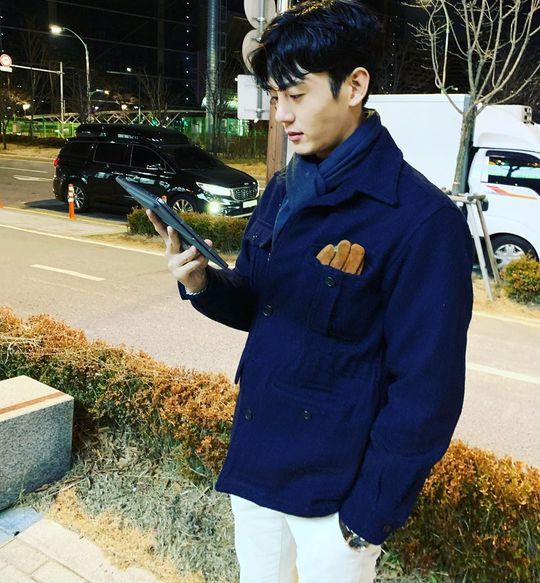 Actor Lee Ji-hoon is appearing on KBS 2TV Drama 9.9 billion women.Lee Ji-hoon posted a picture on December 13 with an article entitled Goodnight on his personal instagram. Lee Ji-hoon is wearing a blue Coat and gray pants and looking at smart devices.The front pocket of Lee Ji-hoons Coat is filled with brown objects that dont know what they are. The object in the front pocket of Lee Ji-hoons Coat looks like bread, which is thought to be a glove.Lee Ji-hoon played Lee Ji-hoon in KBS 2TV Drama The Woman of 9.9 billion. Lee Ji-hoon, played by Lee Ji-hoon, was in an affair with Jeong Jeong-yeon (Cho Yeo-jeong) over his main wife Yoon Hee-joo (Onara).Witnessing the accident with an accidental opportunity, Lee Ji-hoon and Jeong Jeong-yeon stole 9.9 billion won, and he betrayed his lover to take the money alone.Choi Yu-jin