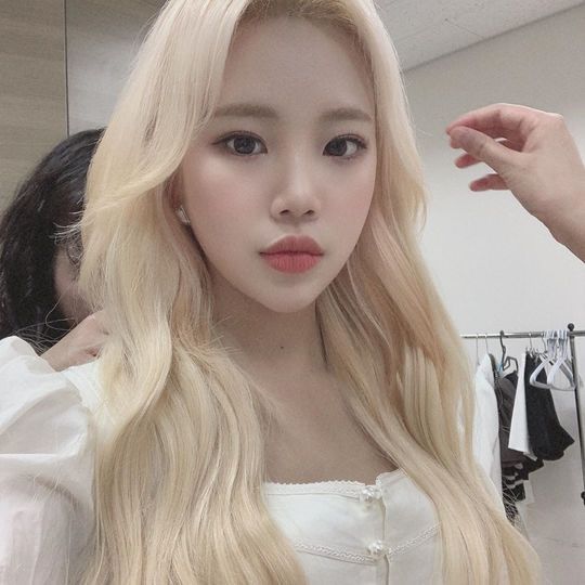 Group Momoland member JooE boasted a watery beautiful look.JooE posted a picture on the official Instagram of Momoland on December 13 with an article entitled Jugging is expressionless. I do not laugh, Im not cute!!!Inside the picture was a styling image of JooE, staring at the camera with a faceless face.JooEs slender jawline, thick lips, and white-white skin without any blemishes make the pure beautiful look more prominent.The fans who responded to the photos responded such as It is really beautiful, It is not cute? It is a fairy and It is snowy.delay stock