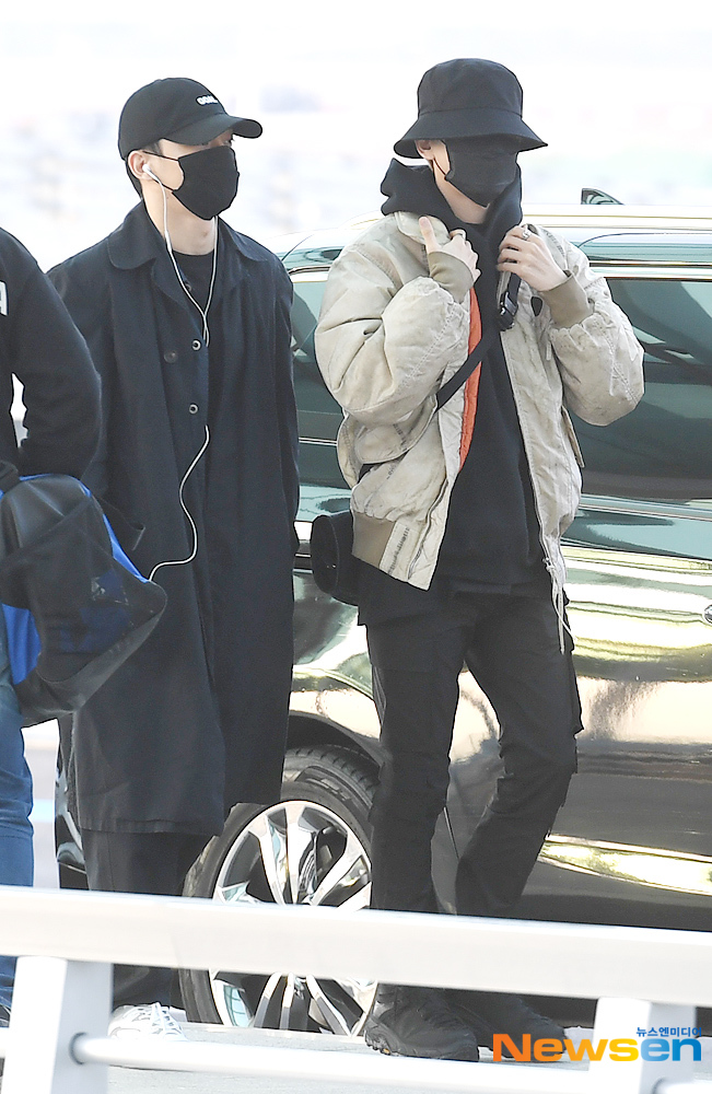 Group EXO Chen and Baekhyun leave for Kuala Lumpur via the Incheon International Airport in Unseo-dong, Jung-gu, Incheon on December 13 afternoon.useful stock