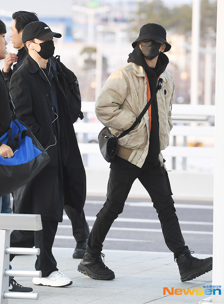 Group EXO Chen and Baekhyun leave for Kuala Lumpur via the Incheon International Airport in Unseo-dong, Jung-gu, Incheon, on December 13 afternoon.useful stock