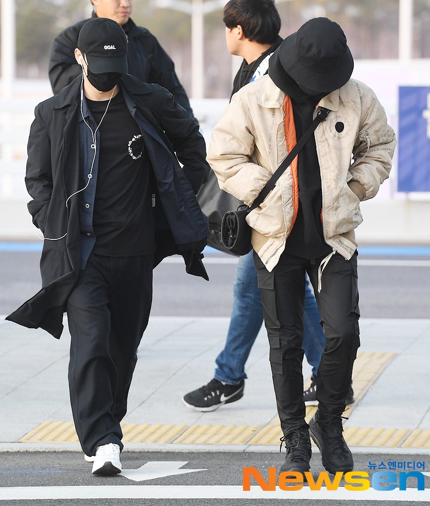 Group EXO Chen and Baekhyun leave for Kuala Lumpur via the Incheon International Airport in Unseo-dong, Jung-gu, Incheon on December 13 afternoon.useful stock