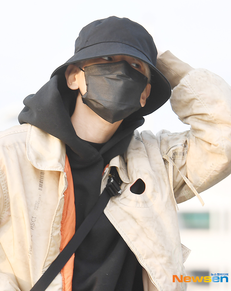 Group EXO (EXO) Baekhyun departs for Kuala Lumpur via the Incheon International Airport in Unseo-dong, Jung-gu, Incheon, on an overseas schedule on the afternoon of December 13.You Yong-ju