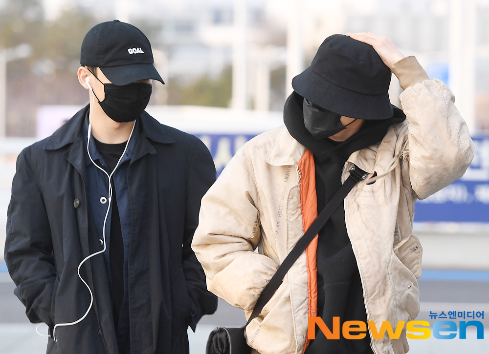Group EXO Chen and Baekhyun Departure to Kuala Lumpur via the Incheon International Airport in Unseo-dong, Jung-gu, Incheon, on December 13 afternoon.useful stock