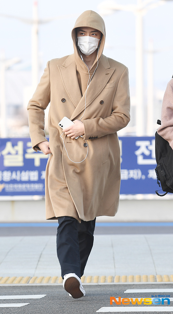 Group EXO Sehun departs for Kuala Lumpur via the Incheon International Airport in Unseo-dong, Jung-gu, Incheon, on December 13 afternoon.useful stock
