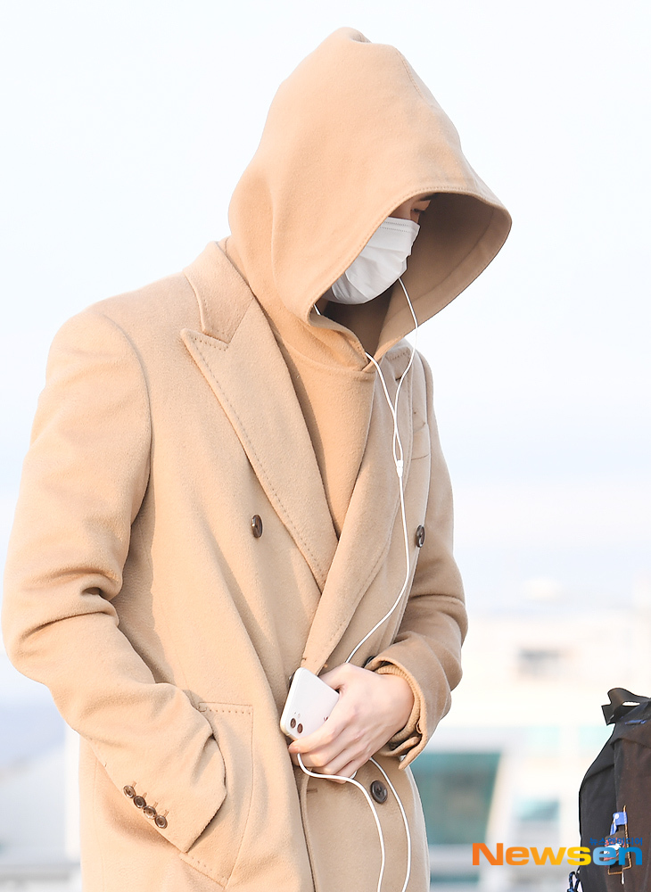 Group EXO Sehun departs for Kuala Lumpur via the Incheon International Airport in Unseo-dong, Jung-gu, Incheon, on December 13 afternoon.You Yong-ju