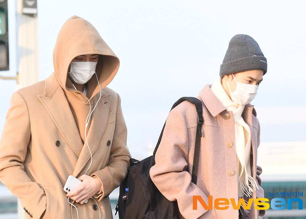 Group EXO Sehun, Suho is departing to Kuala Lumpur through the Incheon International Airport in Unseo-dong, Jung-gu, Incheon, on December 13 afternoon.useful stock