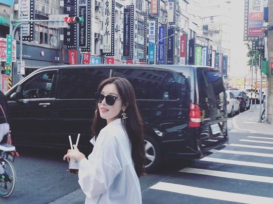 Actor Han Sun-hwa from Group Secret showed off an emotional atmosphere.Han Sun-hwa released three photos on his Instagram on December 13.Inside the picture is a picture of Han Sun-hwa enjoying a leisurely trip.Han Sun-hwa is showing off a simple yet elegant style, matching a white shirt with black sunglasses.Model, Back View Even the beautiful Han Sun-hwas visual makes the viewers admire.Park So-hee