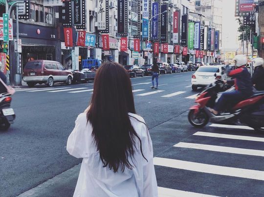 Actor Han Sun-hwa from Group Secret showed off an emotional atmosphere.Han Sun-hwa released three photos on his Instagram on December 13.Inside the picture is a picture of Han Sun-hwa enjoying a leisurely trip.Han Sun-hwa is showing off a simple yet elegant style, matching a white shirt with black sunglasses.Model, Back View Even the beautiful Han Sun-hwas visual makes the viewers admire.Park So-hee