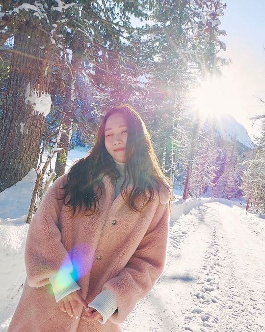 Jessica has revealed her current situation.Jessica released a recent photo on her Instagram page on December 13: Its beautiful to see her in the sun against the backdrop of a white snowfield.Fans who watched the photo responded Original Ice Princess and Elsa is not alone.pear hyo-ju