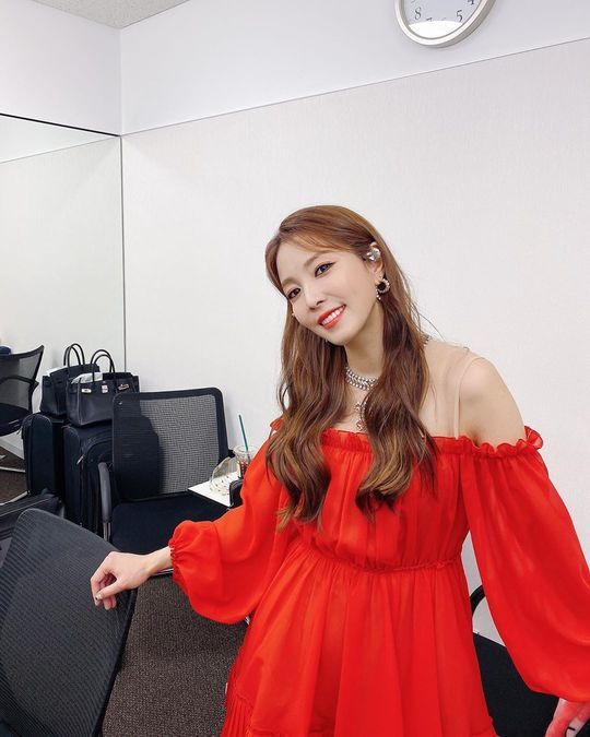 The BOA has unveiled the appearance of the RED dress.The BOA released a photo of her on December 13th wearing an intense RED-colored dress on her Instagram, which makes the audience excited.On the other hand, BOA released its second mini album Starry Night on December 11th.The title song Starry Night is a warm emotional love song that expresses the two people sharing warmth while looking at the night sky where the cold winter stars shine, and the songs charm has been doubled by singer Crush.pear hyo-ju