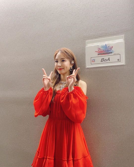 The BOA has unveiled the appearance of the RED dress.The BOA released a photo of her on December 13th wearing an intense RED-colored dress on her Instagram, which makes the audience excited.On the other hand, BOA released its second mini album Starry Night on December 11th.The title song Starry Night is a warm emotional love song that expresses the two people sharing warmth while looking at the night sky where the cold winter stars shine, and the songs charm has been doubled by singer Crush.pear hyo-ju