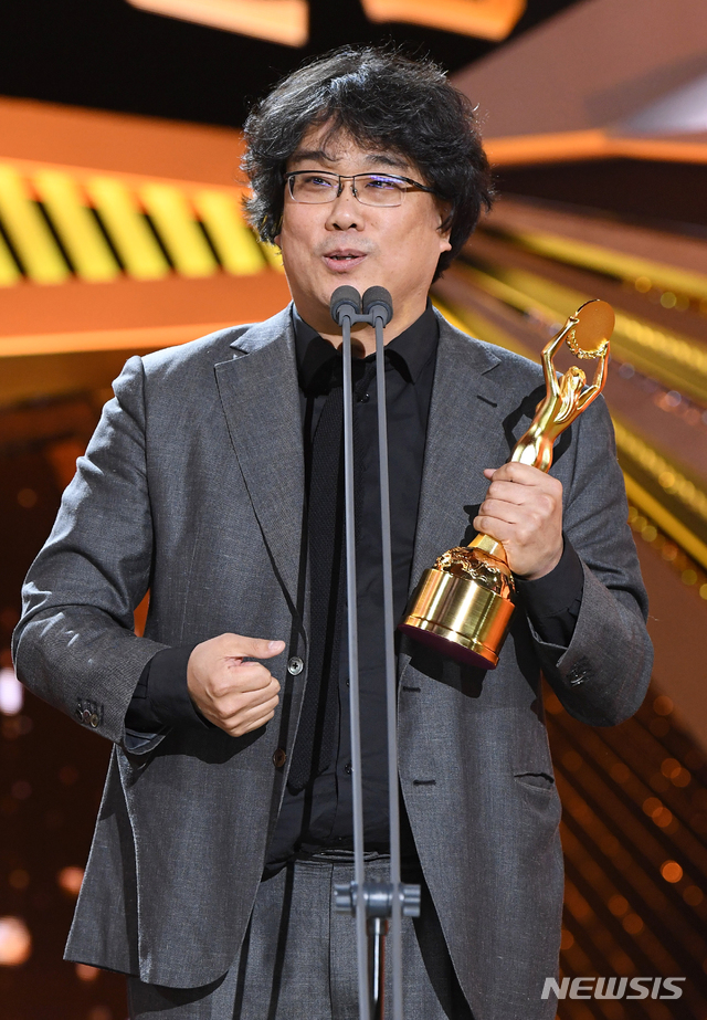 The 19th Directors Cut Awards were held at Hyundai Card Stage at 7 pm on December 12.This year, directors from the Korea Film Directors Association voted for the feature film, which was released from October 1, 2018 to September 30, 2019.Director Bong Joon-ho and Kang-Ho Song delivered their feelings through the video.I received the Rookie of the Year award almost 20 years ago, and Im glad I got the Directors Award today, too.There are many bishops in the place, and I hope it will be a place to bless their future. Kang-Ho Song said: Thank you for the award that is so meaningful, I think the movie parasite is a good teamwork with many Actors performing ensembles.I think Im giving the team a prize rather than personally winning it. Thank you to our juniors for showing great acting. The Directors Award has been awarded in four categories (director of the year, rookie director of the year, vision of the year, screenplay of the year), and the Actors Award has been awarded in four categories (the Male Actor of the Year, the Female Actor of the Year, the New Male Actor of the Year, and the New Female Actor of the Year).This years screenplay was won by Bong Joon-ho and Hanjin Won, who co-wrote The Parasites. This years Vision Award was won by Bird director Kim Bo-ra.This years new actress award was won by Bird Park Ji Hu, and this years new male actor award was won by parasite Park Myung-hoon.This years Rookie of the Year award was awarded by Kim Bo-ra, director of The Humingbird.Directors Cut Awards, which started in 1998 and celebrated its 19th anniversary this year, is a film awards ceremony hosted by directors of the Korea Film Directors Association and awarded direct winners.Han Ji-min said: I met Mitsubac in the winter of 2016 and its already winter 2019.During that time, I was experiencing various emotions with various works, and I am grateful for the time spent in such a meaningful prize at the last moment. List of winners of the 19th Directors Cut AwardsScreenplay of the Year: Psychic Bong Joon-ho, Han Jin-won Vision of the Year Award: Breaking Bird Kim Bo-ra Director of the Years New Male Actor Award: Psychic Park Myung-hoon New Female Actor of the Year Award: Breaking Bird Park Ji Hu New Director of the Year Award: Breaking Bird Kim Bo-ra Director of the Year Award: Psychic Kang-Ho Song Actress of the Year Award: Mitsubac Han Ji-min Director of the Year Award: parasite director Bong Joon-ho