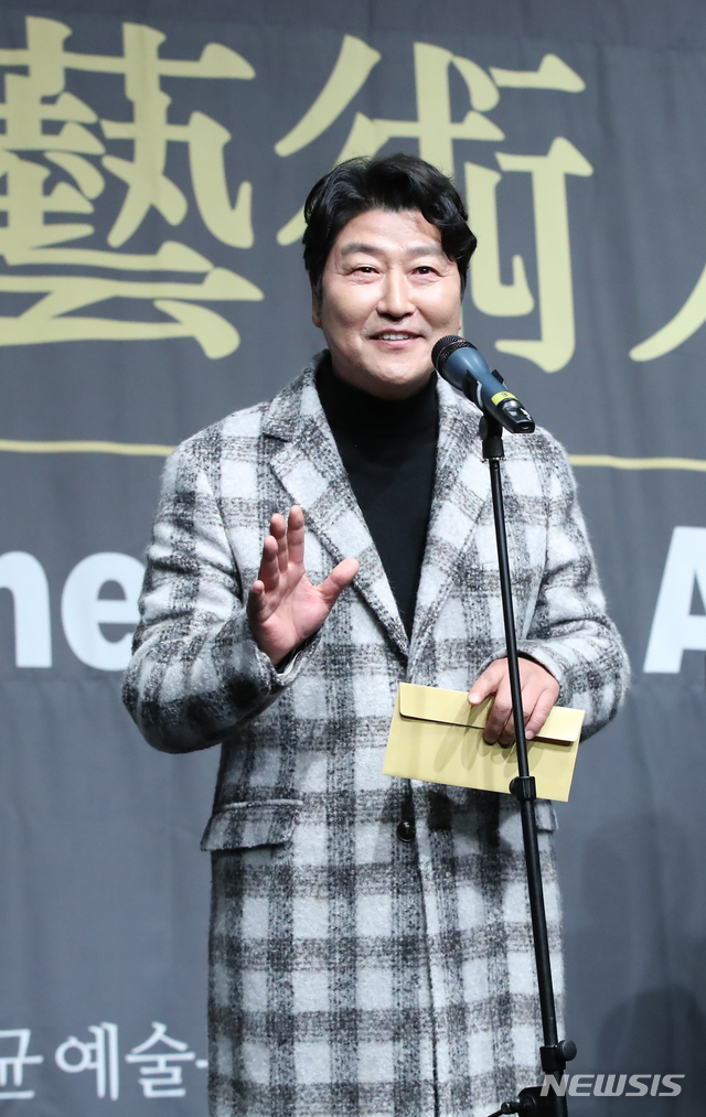 The 19th Directors Cut Awards were held at Hyundai Card Stage at 7 pm on December 12.This year, directors from the Korea Film Directors Association voted for the feature film, which was released from October 1, 2018 to September 30, 2019.Director Bong Joon-ho and Kang-Ho Song delivered their feelings through the video.I received the Rookie of the Year award almost 20 years ago, and Im glad I got the Directors Award today, too.There are many bishops in the place, and I hope it will be a place to bless their future. Kang-Ho Song said: Thank you for the award that is so meaningful, I think the movie parasite is a good teamwork with many Actors performing ensembles.I think Im giving the team a prize rather than personally winning it. Thank you to our juniors for showing great acting. The Directors Award has been awarded in four categories (director of the year, rookie director of the year, vision of the year, screenplay of the year), and the Actors Award has been awarded in four categories (the Male Actor of the Year, the Female Actor of the Year, the New Male Actor of the Year, and the New Female Actor of the Year).This years screenplay was won by Bong Joon-ho and Hanjin Won, who co-wrote The Parasites. This years Vision Award was won by Bird director Kim Bo-ra.This years new actress award was won by Bird Park Ji Hu, and this years new male actor award was won by parasite Park Myung-hoon.This years Rookie of the Year award was awarded by Kim Bo-ra, director of The Humingbird.Directors Cut Awards, which started in 1998 and celebrated its 19th anniversary this year, is a film awards ceremony hosted by directors of the Korea Film Directors Association and awarded direct winners.Han Ji-min said: I met Mitsubac in the winter of 2016 and its already winter 2019.During that time, I was experiencing various emotions with various works, and I am grateful for the time spent in such a meaningful prize at the last moment. List of winners of the 19th Directors Cut AwardsScreenplay of the Year: Psychic Bong Joon-ho, Han Jin-won Vision of the Year Award: Breaking Bird Kim Bo-ra Director of the Years New Male Actor Award: Psychic Park Myung-hoon New Female Actor of the Year Award: Breaking Bird Park Ji Hu New Director of the Year Award: Breaking Bird Kim Bo-ra Director of the Year Award: Psychic Kang-Ho Song Actress of the Year Award: Mitsubac Han Ji-min Director of the Year Award: parasite director Bong Joon-ho