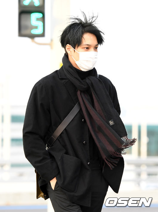 Group EXO (EXO) departed for Kuala Lumpur, Malaysia, via Incheon International Airport to attend its overseas schedule on the afternoon of the 13th.Group EXO Kai is moving to the departure hall.