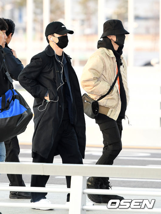 Group EXO (EXO) departed for Kuala Lumpur, Malaysia, via Incheon International Airport to attend its overseas schedule on the afternoon of the 13th.Group EXO Chen and Baekhyun are moving to the departure hall.