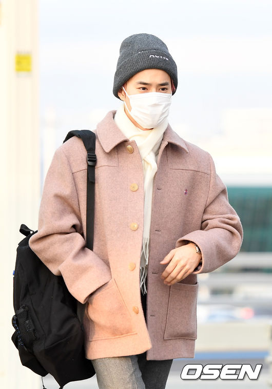 Group EXO (EXO) departed for Kuala Lumpur, Malaysia, via the Incheon International Airport to attend an overseas schedule on the afternoon of the 13th.Group EXO Suho is moving to the departure hall.