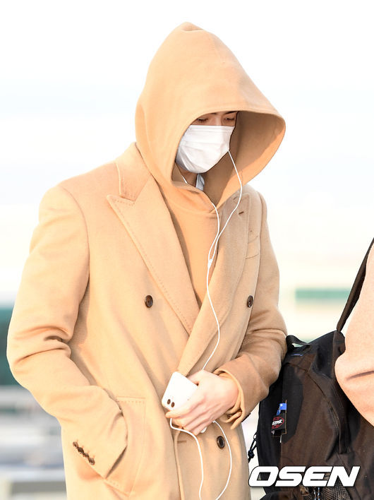 Group EXO (EXO) departed for Kuala Lumpur, Malaysia, via Incheon International Airport to attend its overseas schedule on the afternoon of the 13th.Group EXO Sehun is moving to the departure hall.