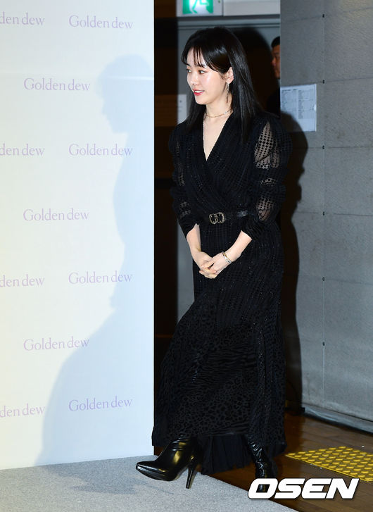 On the afternoon of the 13th, a jewelery brand photo event was held at CGV in Apgujeong, Seoul.Actor Han Ji-min is posing.