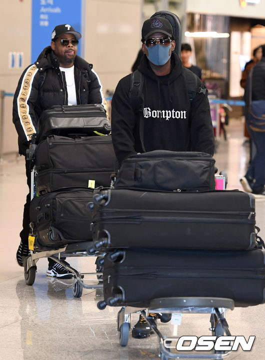 Pep Boys to Men arrived via the Incheon International Airport for a performance schedule in Korea on the afternoon of the 13th.Pep Boys to Man Wanya Maurice and Sean Stockman are leaving the arrivals hall.