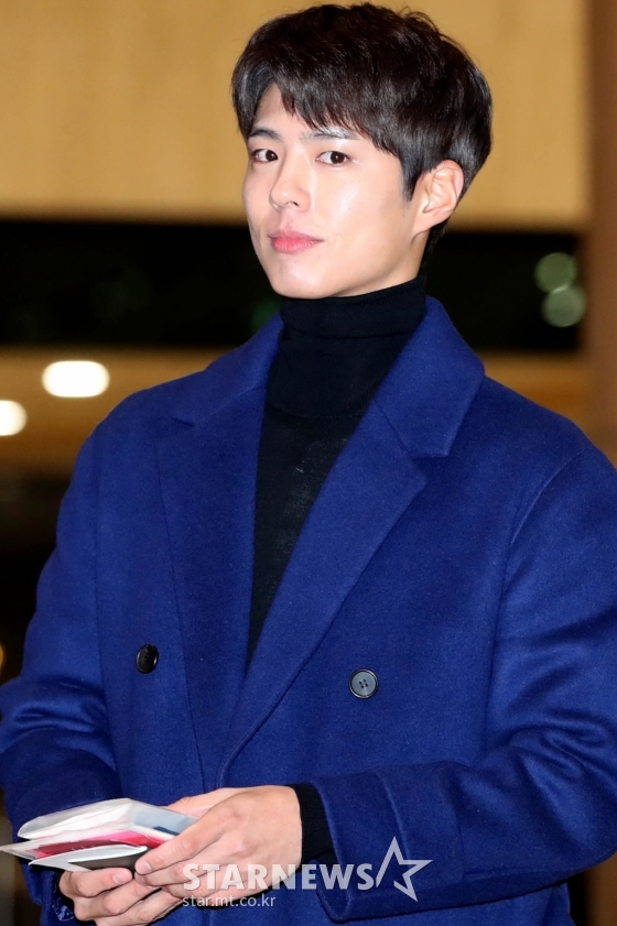 Actor Park Bo-gum has been on the TVN new drama Youth Record Main actor list.A member of the agency Blossom Entertainment said on the 13th, Park Bo-gum is under review after receiving a proposal to appear in the youth record.Youth Record is a drama that depicts the growth of youth in the background of the model world.Director Ahn Gil-ho of Secret Forest, Memories of Alhambra Palace and Watcher and writer Ha Myung-hee of Doctors and The Temperature of Love coincided.If Park Bo-gum decides to appear, he will return to the house theater in a year after the TVN drama Boyfriend, which last January, is scheduled to air on TVN next year.