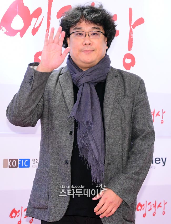 Director Bong Joon-ho won the Director of the Year award for parasites.Actor Kang-Ho Song Han Ji-min won the Actor of the Year award at the 19th Directors Cut Awards.The 19th Directors Cut Awards were held at Hyundai Card Stage at 7 pm on December 12.Directors Cut Awards, which started in 1998 and celebrated its 19th anniversary this year, is a film awards ceremony hosted by directors of the Korea Film Directors Association and awarded direct winners.This year, directors from the Korea Film Directors Association voted for the feature films released from October 1, 2018 to September 30, 2019.It was awarded eight awards in four categories: Director of the Year, New Director of the Year, Vision of the Year, Screenplay of the Year, and four actors (Boy Actor of the Year, Female Actor of the Year, New Male Actor of the Year, and New Female Actor of the Year).This years screenplay was won by parasite Bong Joon-ho Han Jin-won, who was awarded the Vision of the Year award by Hummingbird director Kim Bo-ra.This years new actress award was won by Hummingbird Park Ji Hu, and the new male actor of the year was won by Parasite Park Myung-hoon.This years Rookie of the Year award was awarded by Kim Bo-ra, director of Hummingbird.This years female actor award was selected by Han Ji-min of Mitsubak, and the male actor of the year was selected as the head of the parasite Kang-Ho Song.Han Ji-min said, I met Mitsubak in the winter of 2016, but it is already winter 2019.During that time, I was experiencing various emotions with various works, and I am grateful for the time spent in such a meaningful prize at the last moment. Kang-Ho Song, who is working with director Bong Joon-ho on overseas schedules, said in a video, Thank you for giving me a very meaningful award, and I think that Actors, who have a lot of movies called parasites, have made a good teamwork with ensembles.I think Im giving the team a prize rather than a personal one. Thank you to our juniors for showing great acting.This years director award was awarded by Parasite Bong Joon-ho.Director Bong Joon-ho also said, I received the Best New Director award almost 20 years ago, and I am glad to receive the Best Director award today.There are many coaches there, and I hope it will be a place to bless their future. Parasites, which continue to win awards at home and abroad, won four awards, receiving the new male actor of the year, the male actor of the year, the screenplay of the year, and the director of the year.Hummingbird also won three awards for the new actress of the year, the vision of the year, and the new director of the year.Next up is the 19th Directors Cut Awards winner▲ Screenplay of the Year: Psychiatric Bong Joon-ho, Han Jin-won▲ Vision of the Year: Hummingbird director Kim Bo-ra▲ New Male Actor of the Year Award: Psychic Park Myung-hoon▲ New Female Actor of the Year Award: Hummingbird Park Ji Hu▲ Rookie of the Year Award: Hummingbird director Kim Bo-ra▲ Male Actor of the Year Award: parasite Kang-Ho Song▲ Female Actor of the Year Award: Mitsubac Han Ji-min▲ Director of the Year Award: parasite director Bong Joon-ho