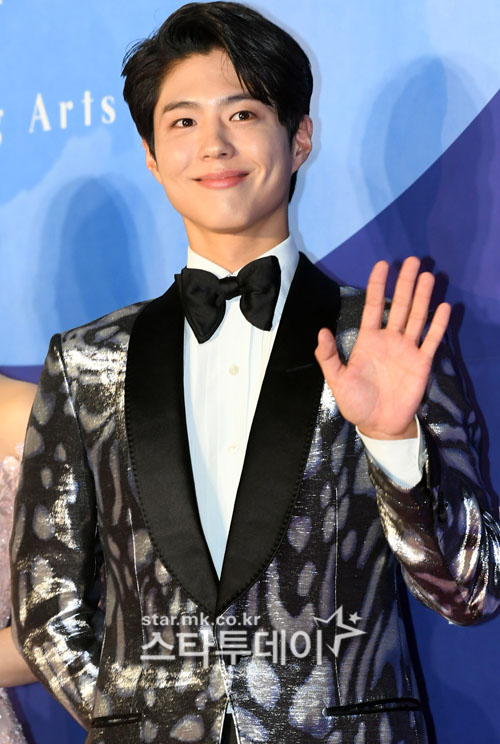 Attention is focusing on whether Actor Park Bo-gum will appear on the Youth Record.Park Bo-gum agency Blossom Entertainment said on the 13th that Park Bo-gum is being reviewed and proposed to appear in youth record on the daily economy.Youth Record is a drama that depicts the story of youth in the background of the model world.It is a work that Ha Myung-hee, who wrote TVN drama Secret Forest, Memories of Alhambra Palace, OCN drama Watcher, SBS drama Doctors and Love Temperature.Youth Record is a work that Park So-dam is reviewing to appear in; it was originally under review by Jang Ki-yong, but it was finally dropped to appear.Attention is focused on whether Park So-dam and Park Bo-gum will meet.We are discussing tvN formation.