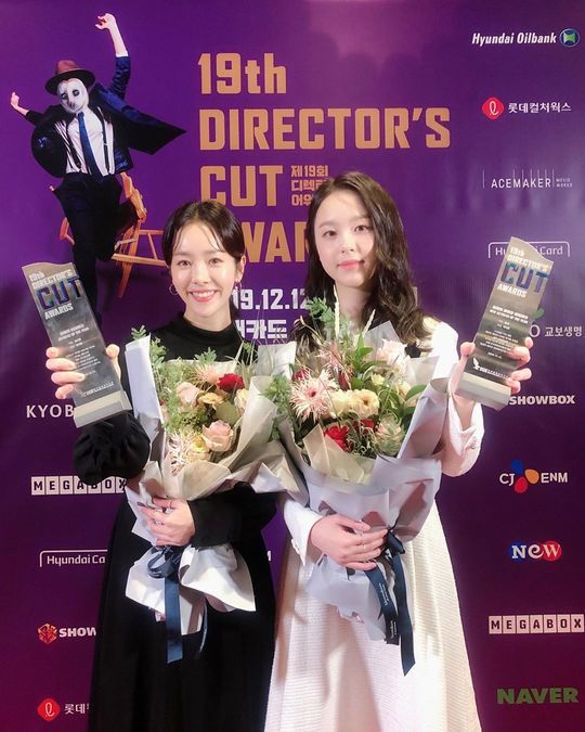 .Smile of GoddessActor Han Ji-min unveils Actor of the Year trophyHan Ji-min said on his 12th day instagram, Thank you for the fun and laughter that has never stopped.I would like to express my gratitude to Kim Tae-ri Actor and Sung Si-heup, who introduced Mitsubac with a touching comment. Han Ji-min, who is in the public photo, is posing with a trophy after winning the Woman Actor of the Year award for the movie Mitsubac at the 19th Directors Cut Awards.Han Ji-min, who wears a simple black dress and a bouquet of flowers, is making Smile brighter with beautiful beauty than flowers.Next to Han Ji-min was Actor Park Ji Hu, who won the New Womens Actor of the Year award for the movie Bird.On the other hand, Directors Cut Awards, which celebrated its 19th anniversary this year, is meaningful because it was hosted by the directors of the Korean Film Directors Association and selected and awarded the winners directly.PhotoHan Ji-min SNS