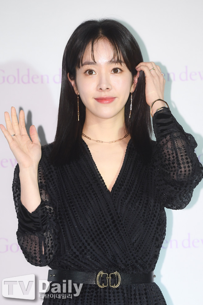 Actor Han Ji-min attended the Golden Duque Talk concert held at CGV in Apgujeong, Gangnam-gu, Seoul on the afternoon of the 13th.Han Ji-min poses on the day.[golden du dock concert