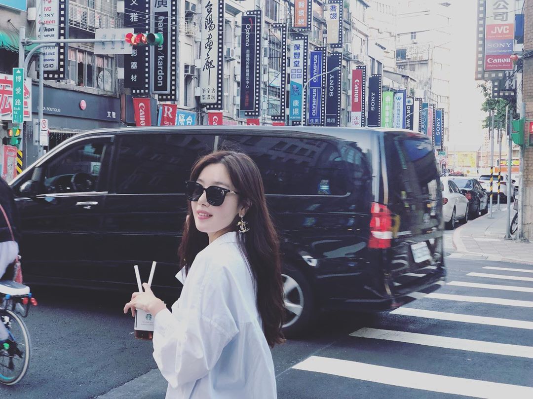 Han Seonhwa, elegant + chic charm .. Complete style with Sunglass Hut Han Seon-hwa showed off his graceful charm.Singer and actor Han Sun-hwa posted three photos on his instagram on the 13th.The photo shows Han Seon-hwa standing on the street wearing Sunglass Hut and white shirts. The elegant yet chic charm attracted netizens attention.On the other hand, Han Seon Hwa appeared in the OCN drama Save me 2 which last June.Photo: Han Seon-hwa Instagram