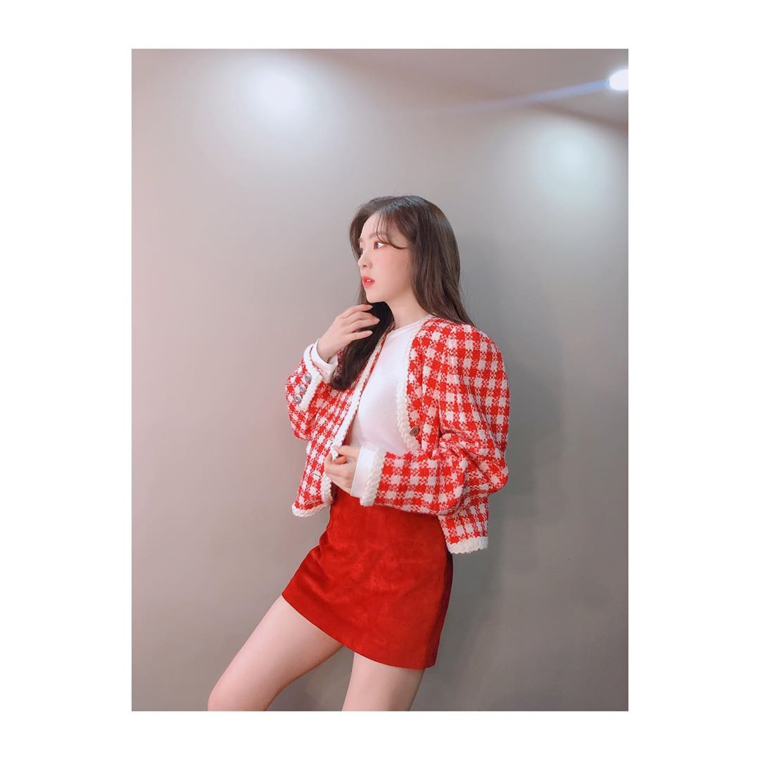 Irene reported on the latest.On Wednesday, Irene posted two photos on her Instagram page.In the photo, Irene is wearing a red mini skirt, a white T-shirt, a red checkered cardigan, touching her head somewhere.Red Velvet, who belongs to Irene, held his third concert on the 24th of last month.Photo = Irene Instagram