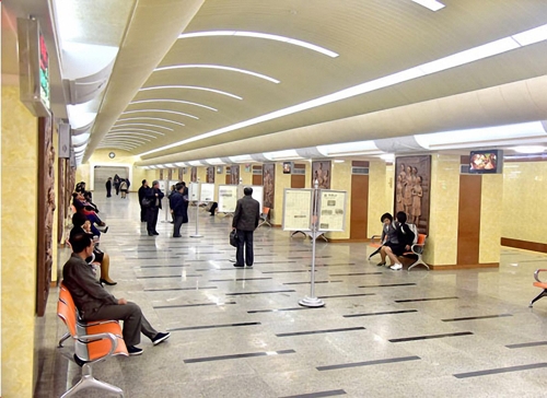 평양 지하철에 마련된 의자들 (서울=연합뉴스) 북한 대외선전매체 내나라는 12월 13일 평양 지하철 내부를 공개했다.