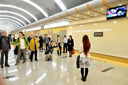 평양 지하철을 구경하는 관광객들 (서울=연합뉴스) 북한 대외선전매체 내나라는 12월 13일 평양 지하철 내부를 공개했다.