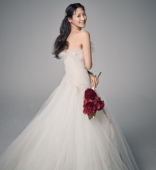 Claudia Kim signed a 100-year contract with former WeWork CEO Cha Min-geun at the Seoul Jangchung-dong Shilla Hotel at 6 pm on the 14th.Family, relatives and acquaintances attended the marriage ceremony, which was held in Private, and blessed the future of Claudia Kim and Cha Min-geun.The two men, who were in public devotion earlier, added joy to the news of marriage.Claudia Kim also said, The bride Claudia Kim and the groom Cha Min-keun promised to spend their lives together based on love and trust in front of the guests who attended.I would like to express my sincere gratitude to all those who always support Claudia Kim, and Claudia Kim will continue her activities as an actor after marriage, he added. But I would like to ask for your support because I am going to continue my activities as an actor after marriage.Meanwhile, Claudia Kim is actively working between Korea and the United States.Actor Claudia Kim rang a wedding march with Cha Min-geun at the Seoul Jangchung-dong Shilla Hotel on December 14 at 6 pm.They have made a hundred years of warm blessings of family, relatives and acquaintances.Bride Claudia Kim and groom Cha Min-keun promised to spend their lives together based on love and trust in front of the guests.However, please understand that the ceremony was conducted as a private ceremony according to the will of the two people who cared for the family members.I am always grateful to everyone who supports Claudia Kim, and Claudia Kim will continue her activities as an actor after marriage.Thank you.Photos