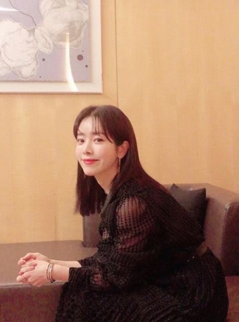 Han Ji-min posted three photos on his SNS on the 13th with an article entitled Happy Weekend.Meanwhile, Han Ji-min will confirm the appearance of Noh Hee-kyungs new film HERE (Gase), which is scheduled to be filmed in 2020, and will work with Lee Byung-hun, Nam Ju-hyuk and Shin Min-ah.