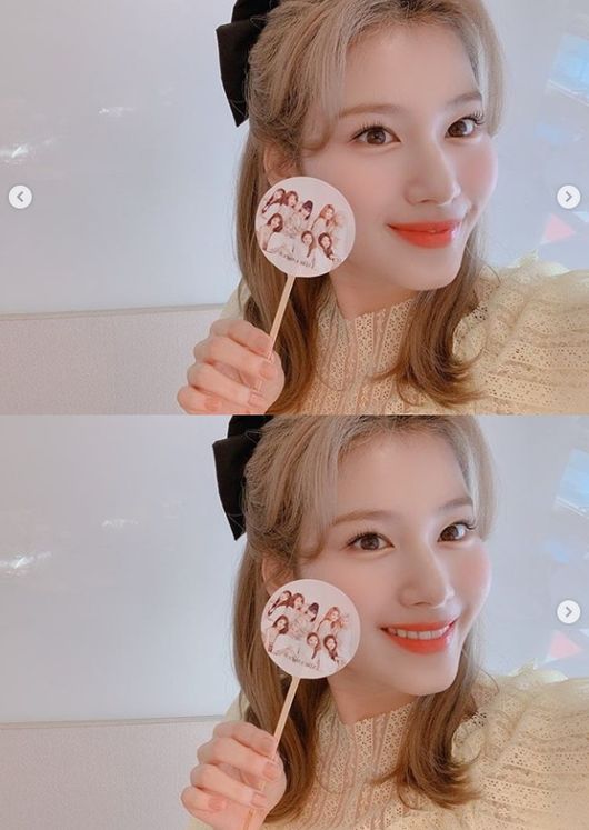 Group TWICE Sana has always boasted beautiful looks.Sana posted several photos on the official SNS of TWICE on the 14th.In the open photo, Sana boasted a clean hairstyle and immaculate skin; Sanas bright Smile makes the viewers mind comfortable.TWICE, which Sana belongs to, is in the process of successfully hosting TWICE WORLD TOUR 2019 TWICEIGHTS  (TWICE World Tour 2019 TWICE Ritz).Recently, on March 3-4, 2020, the Tokyo Dome 2 performances were announced to the local fans.