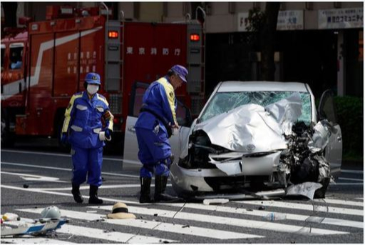 지난 4월 도쿄 도심 이케부쿠로 폭주 사고 당시 일본 경찰이 마쓰나가 마나(당시 31)씨와 리코(〃3)양을 덮친 88세 운전자의 경승용차를 조사하고 있다. 횡단보도 위에는 마나씨가 썼던 것으로 보이는 모자가 떨어져 있다. 도쿄=EPA