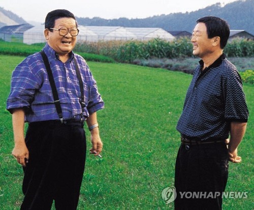 구자경 LG 명예회장 별세 (서울=연합뉴스) 구자경 LG그룹 명예회장이 14일 별세했다. 향년 94세. 1925년생인 구 명예회장은 LG 창업주인 고(故) 구인회 회장의 장남으로 LG그룹 2대 회장을 역임했다. 고인은 1995년 1월 럭키금성 그룹을 LG그룹으로 바꾸고 장님인 고 구본무 회장에게 물려주고 경영 일선에서 물러났다. 사진은 1999년 구자경 LG명예회장(왼쪽)과 고(故) 구본무 전 LG회장이 담소를 나누고 있는 모습. 2019.12.14 [연합뉴스 자료사진]