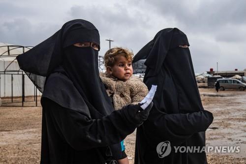 쿠르드족이 운영하는 시리아의 알홀 캠프에서 아기와 함께 걷고 있는 여성들 [AFP=연합뉴스]