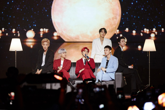 EXO presented a variety of music and intense performances at EXO PLANET #5 - EXpLOration - in KUALA LUMPUR (EXO Planet #5 - Remy LaCroix Flour Layion - in Kuala Lumpur) held at the Axiata Arena Bukit Jallil in Malaysia Kuala Lumpur on the 14th, and exploded by more than 10,000 viewers It received a strong response.This Concert was the sole concert of EXOs Malaysia, which was held in July 2018 after EXO PLANET #4 - The ElyXiOn - (EXO Planet #4 - Dee Elission - ), and recorded all-out sales to confirm EXOs global popularity once again.On the day of the performance, EXO will include hits such as slut, addiction, CALME BABY, Monster, Power, as well as regular 5 songs and repackage songs such as Tempo, Love Shot, Gravity, Damage, Wait It has presented a total of 23 songs, including winter special album releases such as unfair and footprints, and solo and unit stages with their individuality.The audience wore the dress codes in brown and beige colors and cheered enthusiastically, You do not have to wait.Erie is always here. He added a warm-hearted slogan event.On the other hand, EXO will hold the encore concert EXO PLANET #5 - EXpLOration [dot] - (EXO Planet #5 - Remy LaCroix Flo Layion [dot] - ) at KSPO DOME in Seoul Olympic Park for three days from December 29 to 31.kim eun-gu