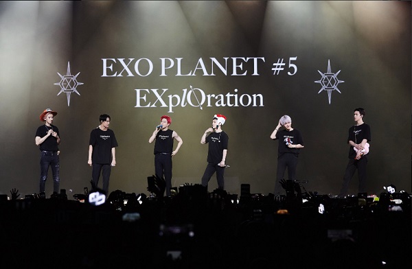 The group EXO (EXO) successfully completed the Malaysia Concert.EXO held Concert EXO PLANET #5 - Exploration in Kuala Lumpur at the Axiata Arena Bukit Jail in Malaysia Kuala Lumpur the day before (14th).Concert sold out all seats, and EXO succeeded in mobilizing 10,000 spectators on the day.EXO official Twitter said on the afternoon of the 15th, EXO, the end of the performance, sold out all seats at the Malaysia Concert. We received the explosive response of 10,000 audiences and finished the concert successfully.EXO was reported to have performed 23 songs on the day. EXO showed the performances such as hit songs Run, Call Me Baby, Monster and Power.Here, solo and unit stage, as well as winter special album release stage was also performed.The audience also cheered in the dress codes in brown and beige colors, with fans also holding slogan events, You dont have to wait, Erie (fan club name) is always here.Meanwhile, EXO will hold an encore concert at the Seoul Olympic Park from 29th to 31st.